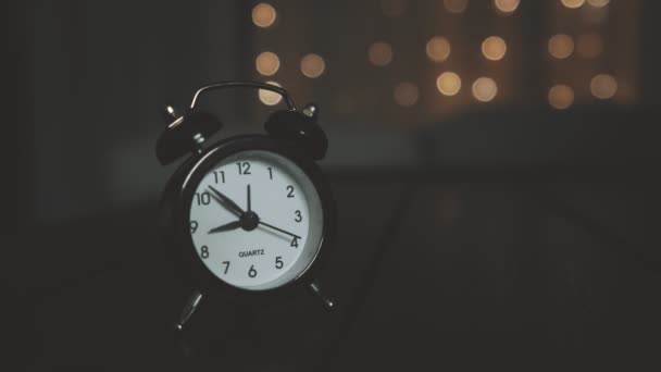 Vieille horloge Ticking Counting dans le salon sombre avec clignotant Ember Lumières se sentir chaud Cinematic Night Dream Sleep Concept Fermer
 - Séquence, vidéo