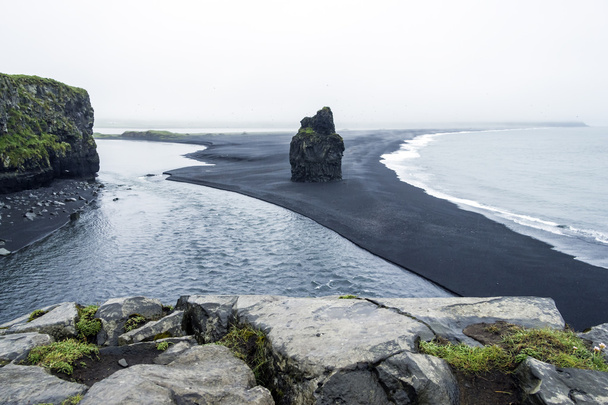 Areia vulcânica negra na costa sul da Islândia
 - Foto, Imagem