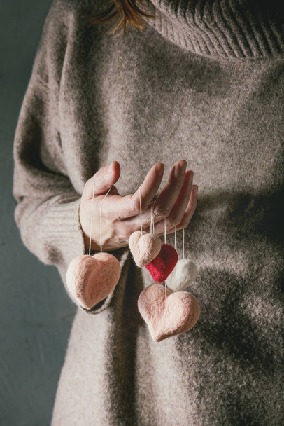 Серця у жіночих руках
 - Фото, зображення