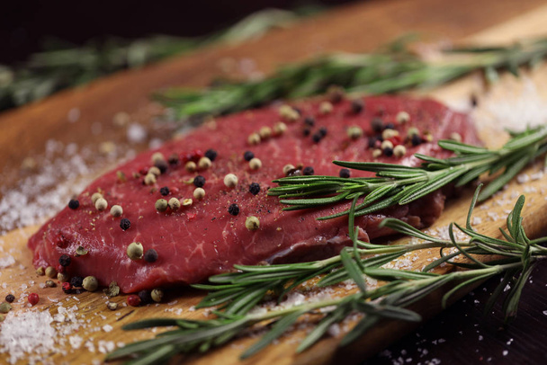 uncooked beef pepper steak with pepper and rosemary, healthy eating concept - Foto, afbeelding