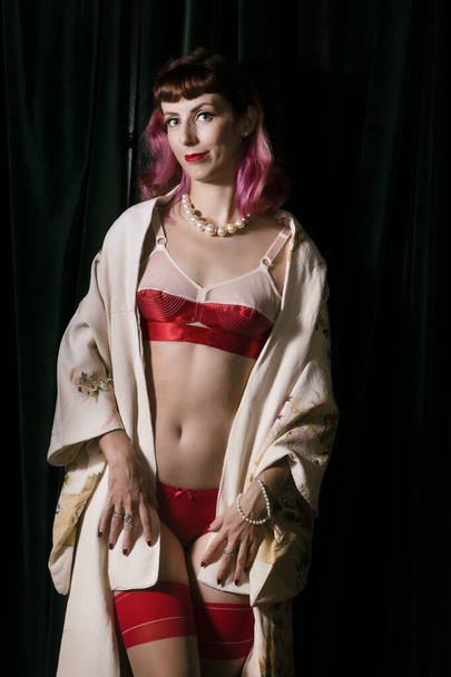 Menina com lingerie vintage vermelho
 - Foto, Imagem