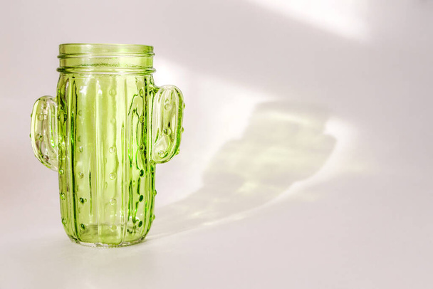 Zöld üveg áll egy fehér háttér.  - Fotó, kép