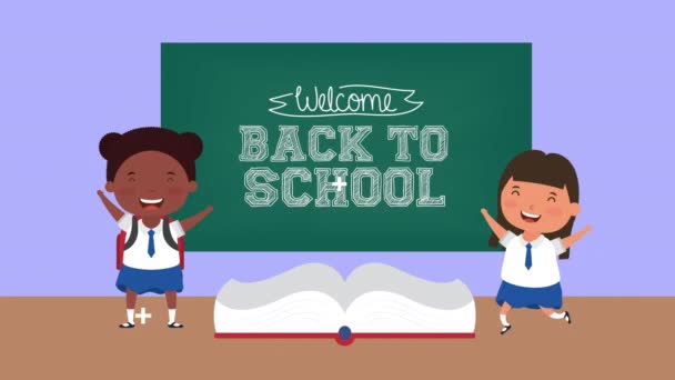 terug naar schoolseizoen met kinderen en schoolbord - Video