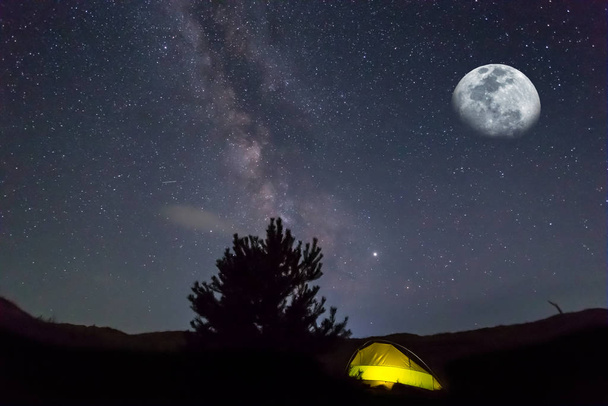 tenda turistica gialla sotto un cielo stellato e mezza luna, sfondo di viaggio all'aperto
 - Foto, immagini