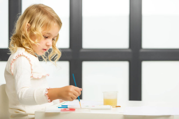 Little girl draws paints.montessori education. - Foto, Imagen