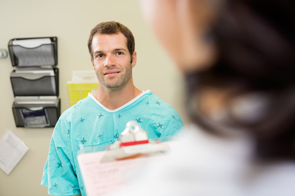 uśmiechający się pacjent patrząc na lekarza - Zdjęcie, obraz