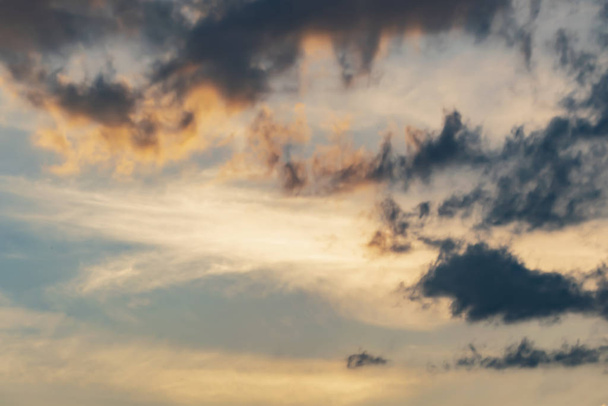 szary Cumulus chmury w błękitnym niebie - Zdjęcie, obraz