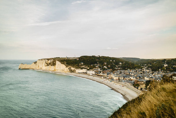 Etretat, Fransa. Normandiya 'nın güzel doğası. İngiliz Kanalı kıyı şeridinde ünlü Etretat kayalıkları. - Fotoğraf, Görsel