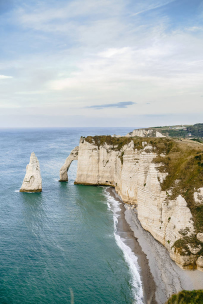 Этрета, Франция. Красивая природа в Нормандии. Знаменитые скалы Этрета на побережье Ла-Манша
. - Фото, изображение