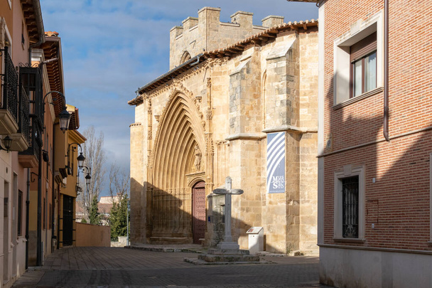 Церква Сан-Хуана. Аранда де Дуеро, традиційне місто в провінції Бургос. Castilla y Leon, Spain - Фото, зображення