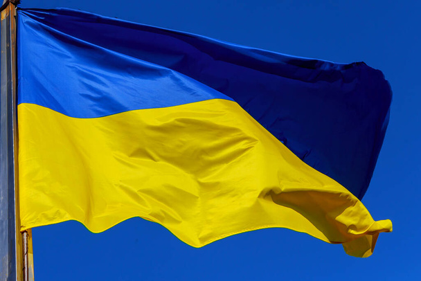 Ukrainische Flagge im Wind gegen den Himmel - Foto, Bild