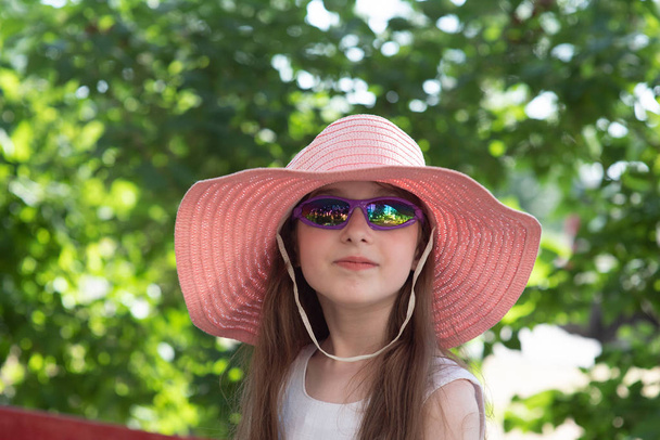portrét krásné veselé ženy v bílých šatech a slaměný růžový klobouk v slunečném teplém počasí den - Fotografie, Obrázek