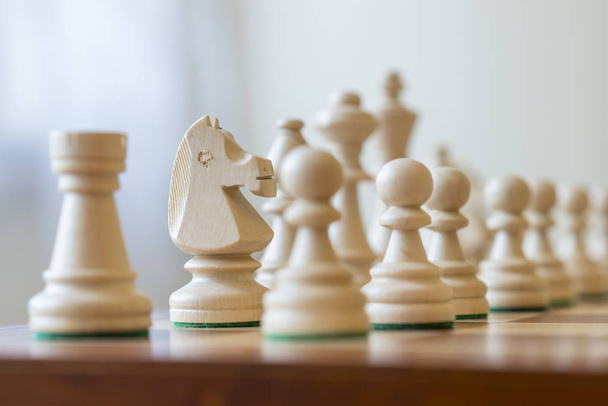 Шахматные фигуры на шахматной доске
. - Фото, изображение