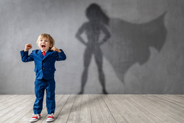 Niño sueña con convertirse en un superhéroe
 - Foto, imagen