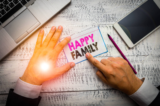 Πινακίδα που δείχνει Χαρούμενη Οικογένεια. Επαγγελματική φωτογραφία δείχνει τα μέλη της οικογένειας που διαμένουν μαζί ξοδεύοντας ποιοτικό χρόνο - Φωτογραφία, εικόνα