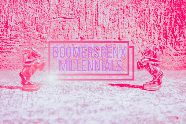 Znak tekstowy pokazujący Boomers Gen X Millennials. Biznesowa prezentacja zdjęć ogólnie uważa się za około trzydziestu lat Dwa brązowe pionki szachowe rycerze twarzą w twarz w centrum uwagi i zdekoncentrowany - Zdjęcie, obraz