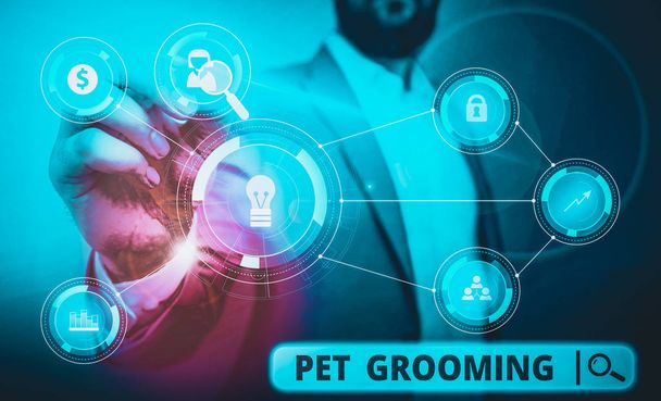 Tekstiä Pet Grooming. Business valokuva esittelee hygieenistä hoitoa ja parantaa lemmikkieläinten ulkonäköä Mies ihmisen kulumista muodollinen työpuku esittämisen avulla älykäs laite
 - Valokuva, kuva