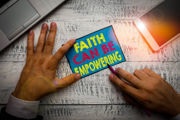 Escrever uma nota mostrando Faith Can Be Empowering. Conceito de negócio para a confiança e acreditar em nós mesmos que podemos fazê-lo
 - Foto, Imagem