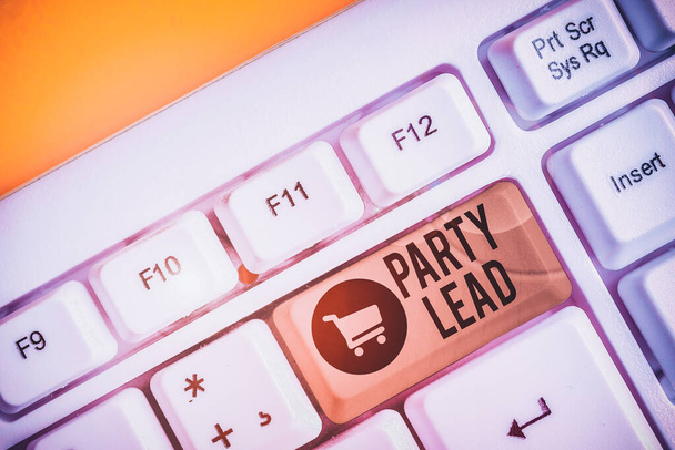 Konceptuální rukopis ukazující Party Lead. Koncept význam působí jako oficiální zástupce jejich politické strany Bílá PC klávesnice s poznámkovým papírem nad bílým pozadím - Fotografie, Obrázek
