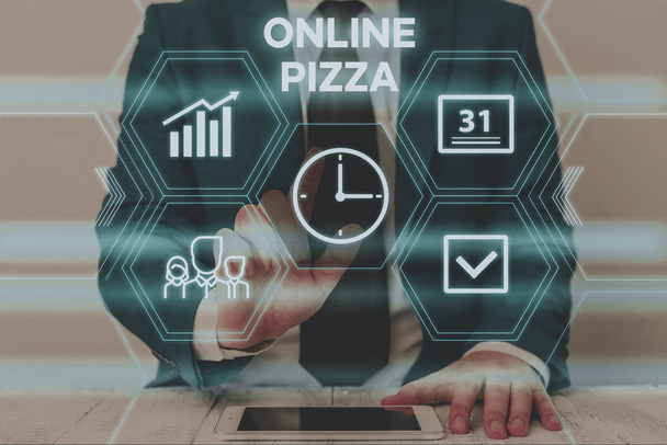 オンラインピザを示すテキスト記号。ビジネス写真テキストあなたの玄関でピザの迅速な配信オンライン食品を注文男性はスマートデバイスを使用してプレゼンテーションを提示正式な作業スーツを身に着けています - 写真・画像