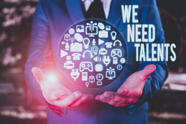 Textzeichen, die zeigen, dass wir Talente brauchen. Business-Foto zeigt die Suche nach kreativen Recruitern für Unternehmen oder Teams - Foto, Bild