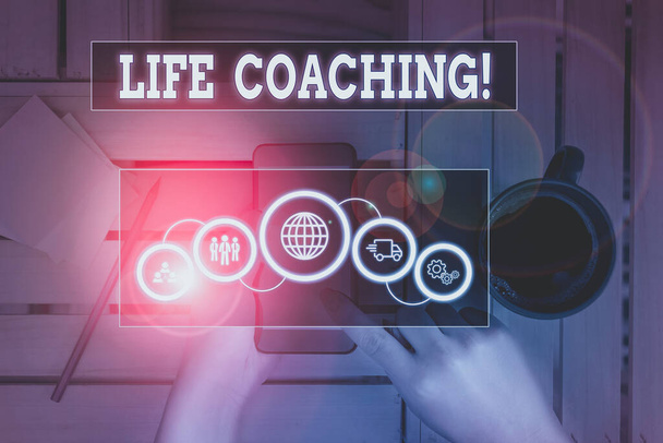 A Life Coaching feliratú üzenet. Üzleti fotó szöveg bemutatása foglalkoztatott, hogy segítsen elérni a célokat a karrier Képfotó rendszer hálózati rendszer modern technológia intelligens eszköz - Fotó, kép