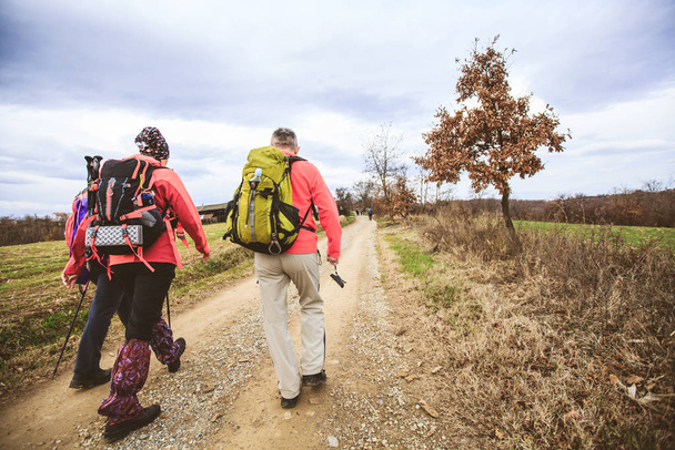 Turistická skupina lidí kráčejících v přírodě  - Fotografie, Obrázek