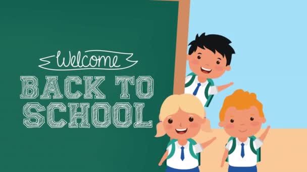 πίσω στη σχολική σεζόν με μικρά παιδιά και chalkboard - Πλάνα, βίντεο