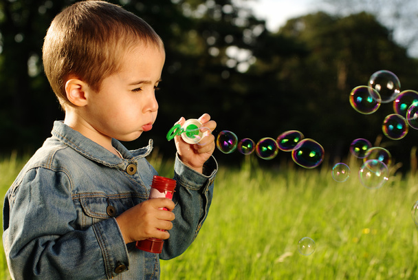 kisfiú teszi a buborékok - Fotó, kép