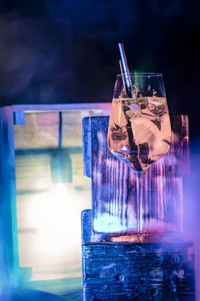 schöner Cocktail mit stimmungsvollem Licht - Foto, Bild