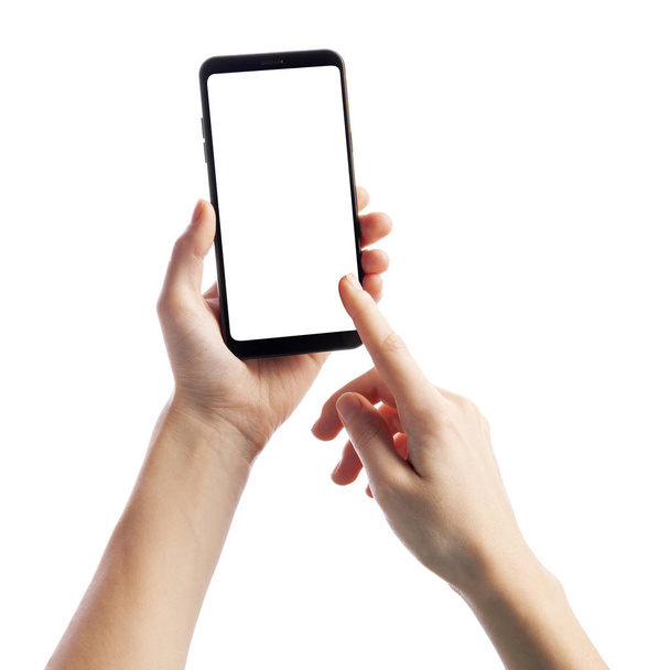 Beyaz arka planda boş ekranlı akıllı telefon tutan kadın. Kadın elleri ekrana dokunuyor, metin için boşluk - Fotoğraf, Görsel
