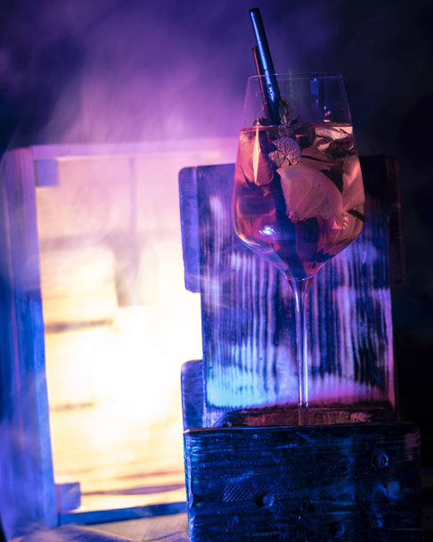 Cocktail mit Zitrone und Beere - Foto, Bild