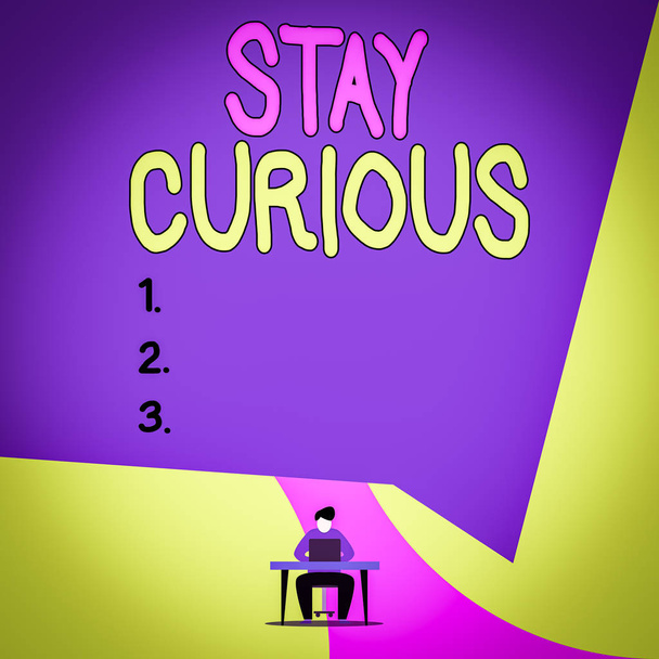 Escritura a mano conceptual mostrando Stay Curious. Concepto que significa atención a través de ser inexplicable o altamente inusual Ver joven sentado escritorio de la silla de trabajo portátil abierto
 - Foto, imagen