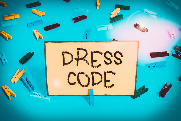 Wort schreibt Text Dresscode. Business-Foto präsentiert eine akzeptierte Art und Weise der Kleidung für einen bestimmten Anlass oder Gruppe farbige Wäscheklammern Papiere leer Erinnerung blauer Boden Hintergrund Büro-Pin - Foto, Bild