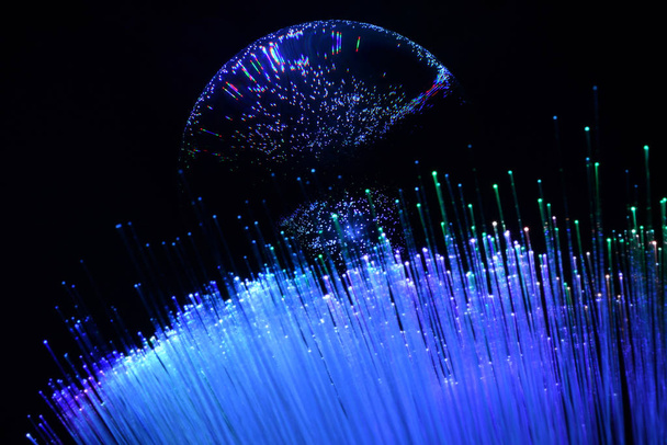 Renkli fiber optikleri cam küreye yansıyan soyut arkaplan - Fotoğraf, Görsel
