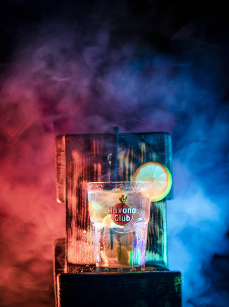Bel cocktail con limone e nebbia
 - Foto, immagini