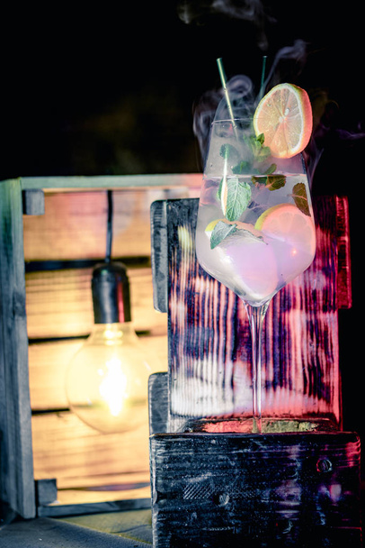 Eiscocktail vor einer Glühbirne - Foto, Bild