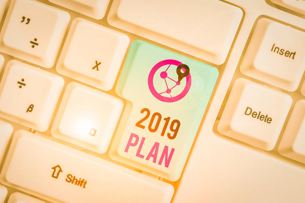 2019年計画を示す概念的な手書き。今年または2019年の目標と計画を設定することを意味する概念白い背景の上にノートPCのキーボード - 写真・画像