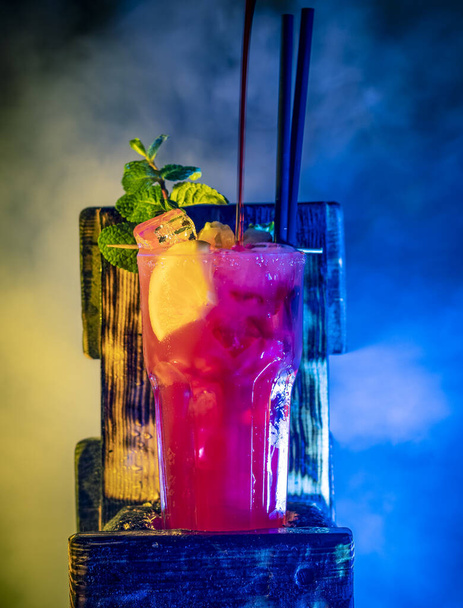 Nieuwe fruitige rode cocktail - Foto, afbeelding