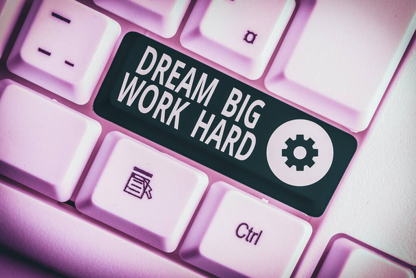 Escribiendo nota mostrando Dream Big Work Hard. Concepto de negocio para creer en ti mismo y seguir los sueños y metas Teclado blanco para PC con papel de nota sobre el fondo blanco
 - Foto, Imagen
