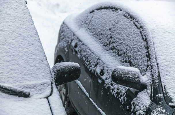 Autot lumen peitossa
 - Valokuva, kuva
