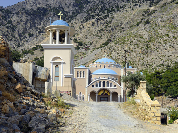 Moni Agios Nikolaos. Na zachód od Zaros, znak prowadzi do tego klasztoru u ujścia wąwozu Rouvas, około 2km w górę doliny. - Zdjęcie, obraz