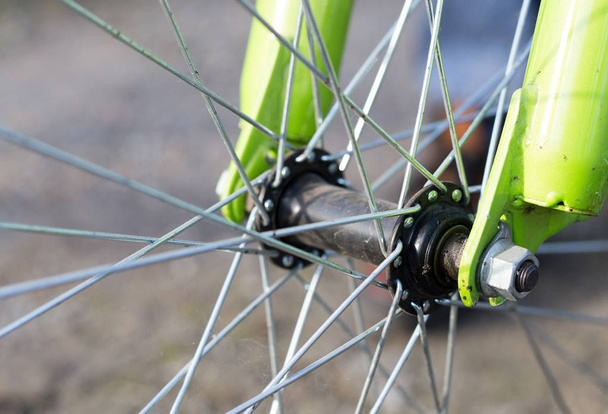 Primer plano de la rueda de bicicleta, primer plano detalle. Concepto de vida ecológica y deportiva
 - Foto, Imagen
