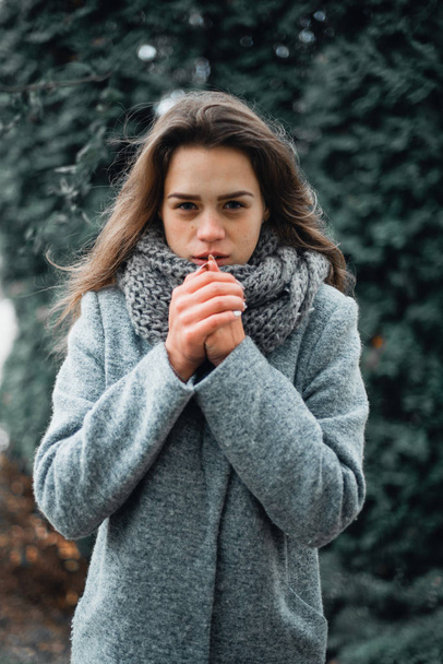 Girl in a gray coat in the winter in the city - Fotografie, Obrázek
