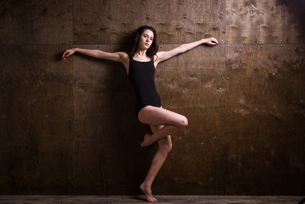 Bailarina joven. Mujer joven danza moderna. Habilidad bailarina de ballet posando. Bailarina posando cerca de la pared. retrato de cuerpo entero de una joven flexible posando cerca de la pared. Bailarina, flexibilidad
 - Foto, imagen