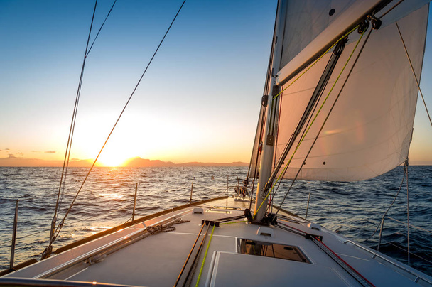 Inseguire il sole a vela yacht - Foto, immagini