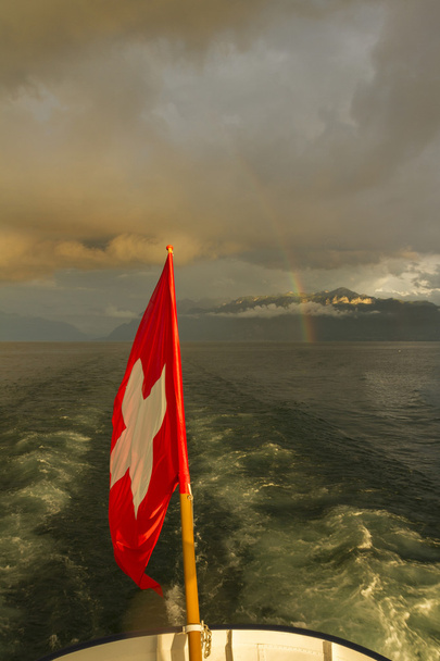 İsviçre bayrağı teknede. leman Gölü. Gökkuşağı - Fotoğraf, Görsel