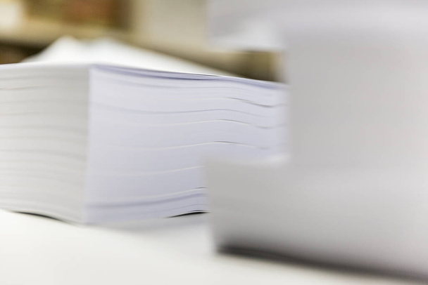 Упакованные бумажные листы на рабочем столе
 - Фото, изображение