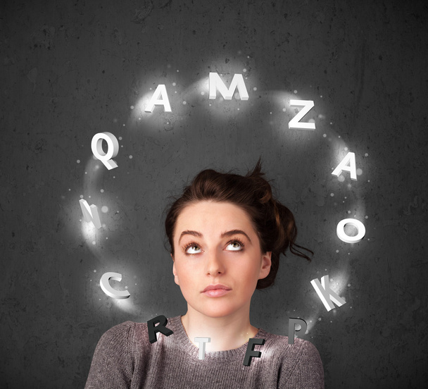Молода жінка думає з циркуляцією літер навколо голови
 - Фото, зображення