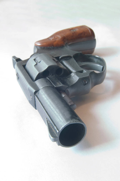 close up view of loaded revolver gun - Valokuva, kuva
